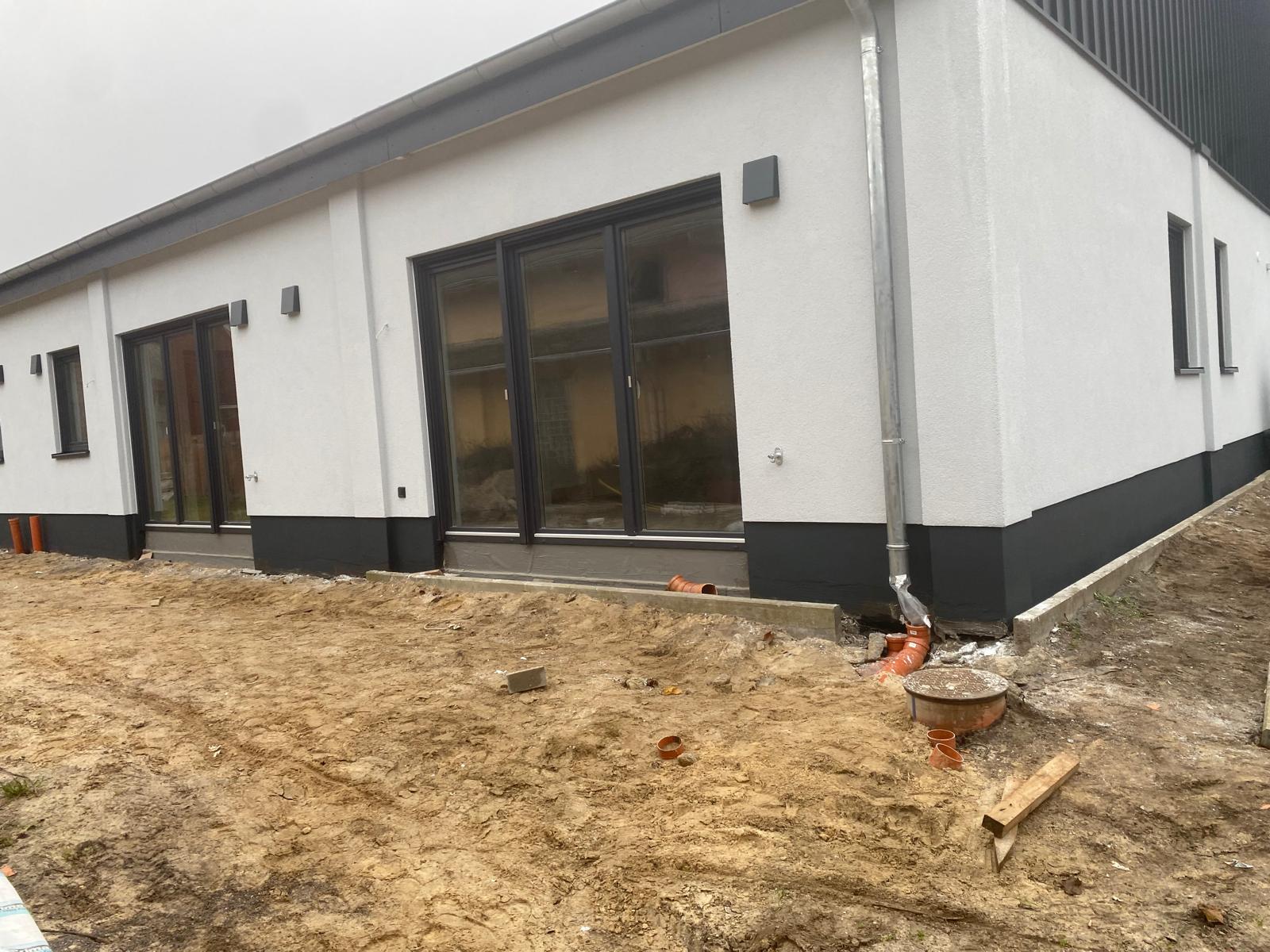 Außenputz mit Fensterbänder